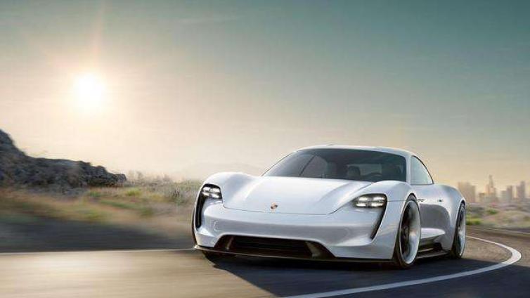 对标特斯拉超跑 保时捷Mission E测试车辆亮相纽伯格林赛道